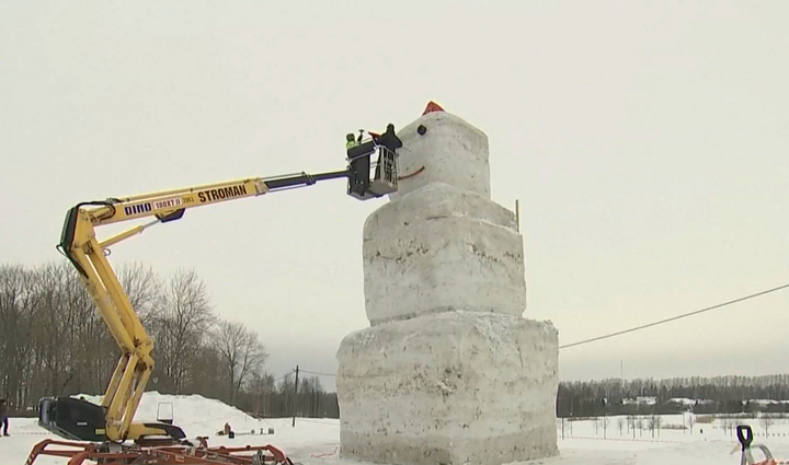 Vieno kaimo gyventojai Estijoje visą mėnesį statė sniego senį: 11 metrų kūrinys pripažintas rekordiniu