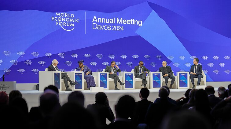 Žinios. Pustrečio šimto pasaulio turtingiausiųjų ragina Davose susirinkusius lyderius apmokestinti jų turtą