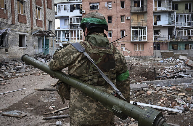 Žinios. Ukrainos gynybos ministras šiandien Paryžiuje sieks užsitikrinti daugiau artilerijos sistemų