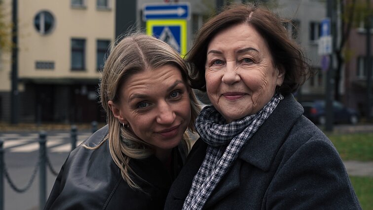 Močiute, išmokyk. Šokio ritmu pulsuojantis ryšys: nė vieno anūkės pasirodymo nepraleidžianti močiutė šiuolaikiniu šokiu „užkrėtė“ visą šeimą
