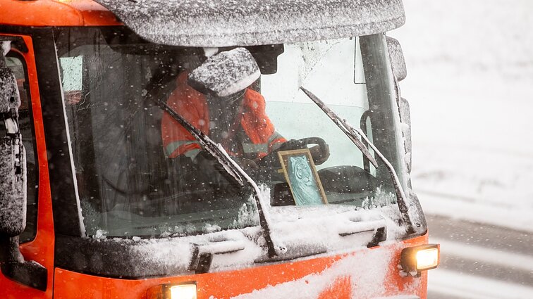 Užpustytus kaimų kelius ūkininkai gali valyti, jei sudarė sutartį su seniūnija: specialios sąlygos taikomos su ES lėšomis pirktai technikai