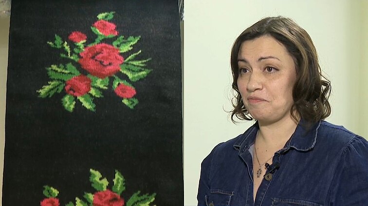 Vilniuje sunaikintus etnografinius Mariupolio kilimus atkurianti Natalia: „Gal čia pribursiu ir kai baigsiu kilimą, baigsis karas“