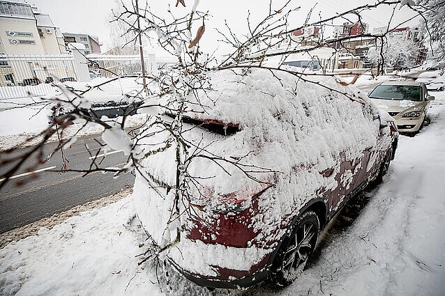 Draudikai įspėja dėl žiemiškų orų: net storas sniego sluoksnis ant automobilių gali padaryti žalos