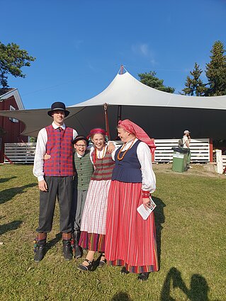 Loreta Sungailienė su vaikais liepos mėn. vykusiame festivalyje Suomijoje, kuriame dalyvavo šeimų folkloro ansamblis „Virvytė“.