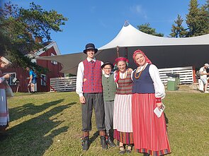 Loreta Sungailienė su vaikais liepos mėn. vykusiame festivalyje Suomijoje, kuriame dalyvavo šeimų folkloro ansamblis „Virvytė“.