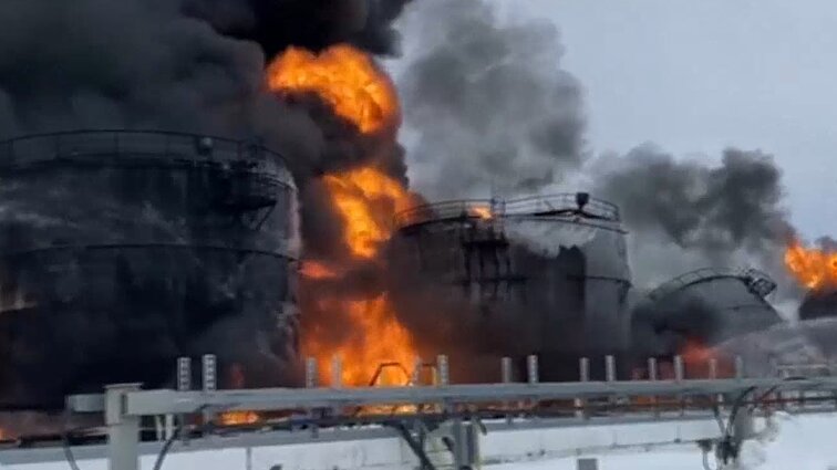 Ukrainos pajėgos skelbia smogusios naftos saugykloms Rusijos Briansko srityje: po atakos dega keturi rezervuarai