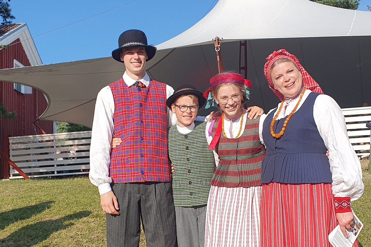 Loreta Sungailienė su vaikais liepos mėn. vykusiame festivalyje Suomijoje, kuriame dalyvavo šeimų folkloro ansamblis „Virvytė“.