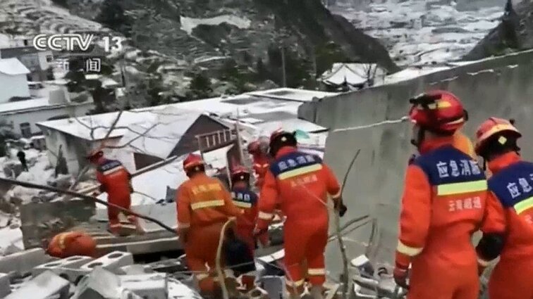 Žinios. Atokiame kalnuotame pietvakarių Kinijos regione žemės nuošliauža palaidojo 47 žmones