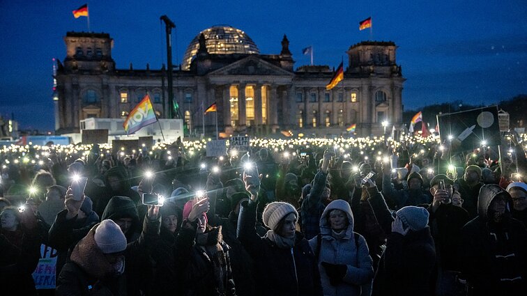Vokietijoje žmonėms protestuojant prieš ultradešiniųjų AfD, Scholzas sako, kad „dešinieji ekstremistai puola demokratiją“