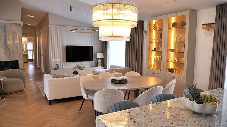 Namai, kuriuose dvelkia modernios klasikos stilistika ir elegancija: svarbiausiu akcentu tapo medžio burbulai