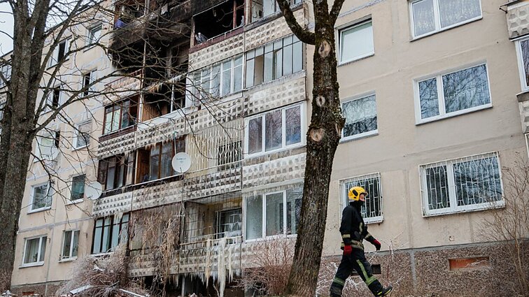 „Buvo aptikta benzino, dyzelino, alyvos“: gaisras Viršuliškių daugiabutyje galėjo būti sukeltas tyčia
