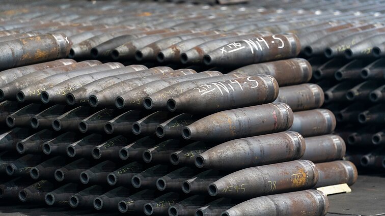 Žinios. NATO šiandien planuoja pasirašyti sutartį dėl didelio kiekio artilerijos sviedinių įsigijimo