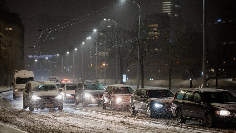 „Kelių priežiūros“ atstovas įspėja vairuotojus: technika dirba, bet eismo sąlygas sunkina plikledis
