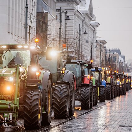 Lietuvos diena. Protestuojančių ūkininkų traktoriai jau sostinės centre