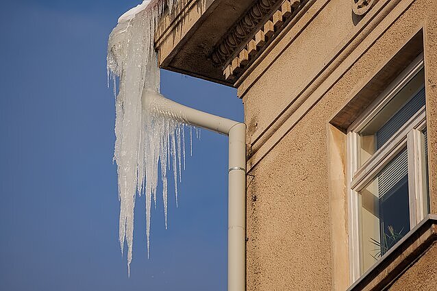 Nuo stogų krentantys varvekliai – ne miesto bėda: anot savivaldybės, tuo pasirūpinti turi pastatų administratoriai