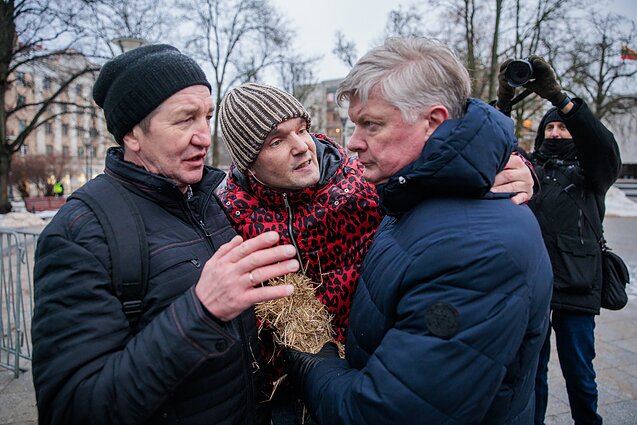 Sceną palikusį ministrą protesto dalyvis čiupo už pakarpos 