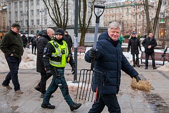 Sceną palikusį ministrą protesto dalyvis čiupo už pakarpos 
