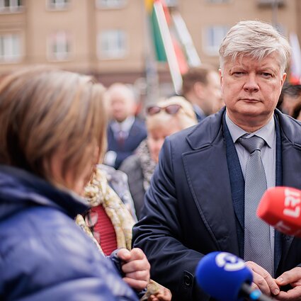 60 minučių. Ant scenos su ūkininkais kalbėti lipę žemės ūkio ir aplinkos ministrai sutikti švilpimu