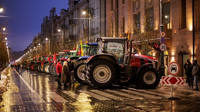 Šimtai traktorių, muzika ir šviesos – ūkininkų protestas virto ir pramoga