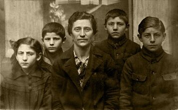 Chaja Moel and her children