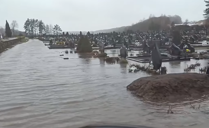 Žinios. Gyventojai soc. tinkluose dalijasi vaizdais, kaip vanduo apsėmė kapines Kartenoje, Kretingos rajone
