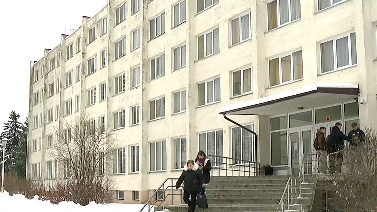 Saulės jėgainę norinti pasistatyti Jurbarko rajono mokykla iš ESO gavo įspūdingą sąmatą: prisijungti prie elektos tinklų kainuotų milijoną eurų