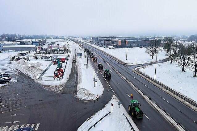 „Jei pažadai bus neįvykdyti, grįšime“: sostinės gatvėse protestavę ūkininkai išvažiavo iš Vilniaus