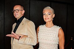 Ant raudonojo M.A.M.A. kilimo – pramogų pasaulio žvaigždžių stiliaus puota