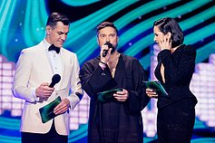 M.A.M.A. apdovanojimų akimirka - vieną iš statulėlių įteikė Leonas Somovas