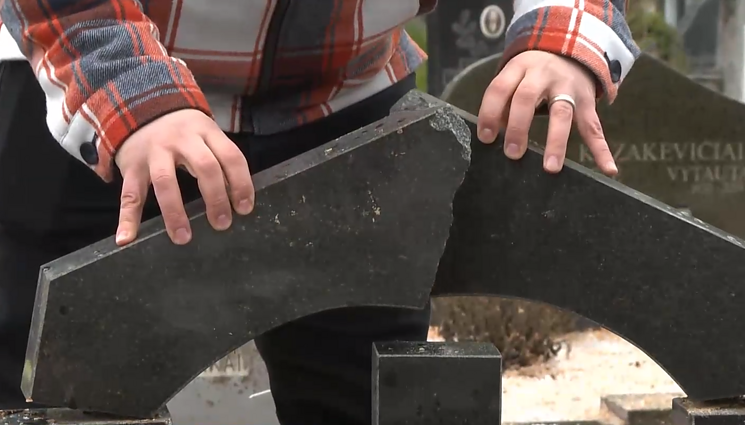 Vienose seniausių Alytaus rajono kapinių Rumbonyse pjaunant medį nukentėjo kapavietės: suniokoti paminklai