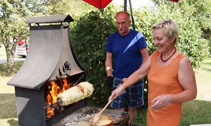 Gaspadinių gaspadine aplinkinių vadinama Onutė iš Zūbiškių kepa šakočius: visko išmokau iš mamos ir tetos