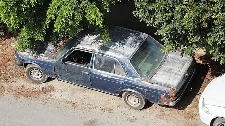Pusė milijono automobilių egzistuoja popieriuje, bet eisme nebedalyvauja: kokią žalą tai sukelia?