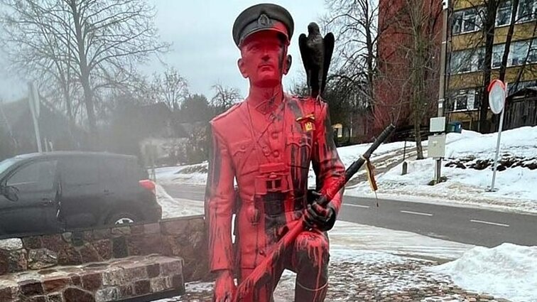 Partizanų vado Ramanausko-Vanago paminklas Merkinėje vėl tapo taikiniu: aplietas raudonais dažais