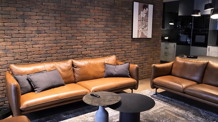 Ne visi nori nugludintų paviršių: namai, kuriuose nepabijota tamsesnių spalvų ir grubių faktūrų