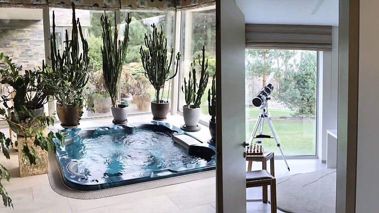 Į namus besiveržianti gamta: įspūdinga SPA zona primena sodą, o miegamajame ramybę saugo žaluma