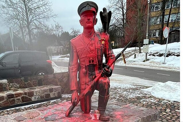 Praėjusią naktį vėl išniekinta partizanų vado generolo Adolfo Ramanausko-Vanago skulptūra
