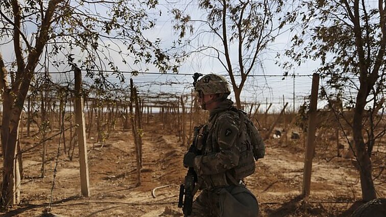 Žinios. JAV žada atsaką į Irano remiamos grupuotės išpuolį prieš amerikiečių karius