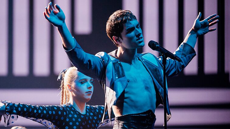Su pirmu debiutu – tiesiai į „Eurovizijos“ atrankos sceną: Kasparas pristatė šokio ritmu judėti kviečiantį kūrinį