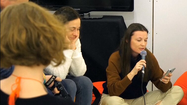 Vokietijoje gyvenantys ukrainiečiai sugalvojo, kaip išlaikyti ryšį su gimtine: kartą per mėnesį susitinka skaityti poezijos