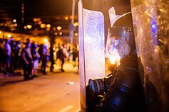 Riaušės prie Seimo po mitingo dėl ribojimų nepasiskiepijusiems nuo COVID-19