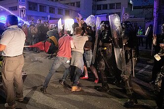 Riaušės prie Seimo po mitingo dėl ribojimų nepasiskiepijusiems nuo COVID-19