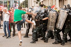 Riaušės prie Seimo po mitingo dėl ribojimų nepasiskiepijusiems nuo COVID-19