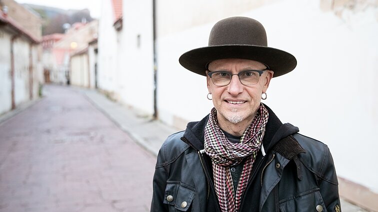 Sienas Lvive tapysiantis menininkas Ray Bartkus pristatė instaliaciją „Begalybė“: ją išvydau tik pristatymo dieną