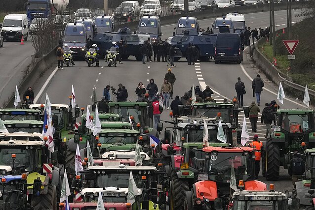 Prancūzijoje tęsiasi ūkininkų protestai: užtvėrė pagrindinius kelius į sostinę