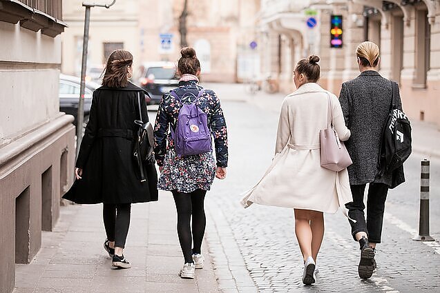 „Financial Times“ tyrimas parodė: keliose šalyse didėja politinių pažiūrų atskirtis tarp Z kartos vaikinų ir merginų