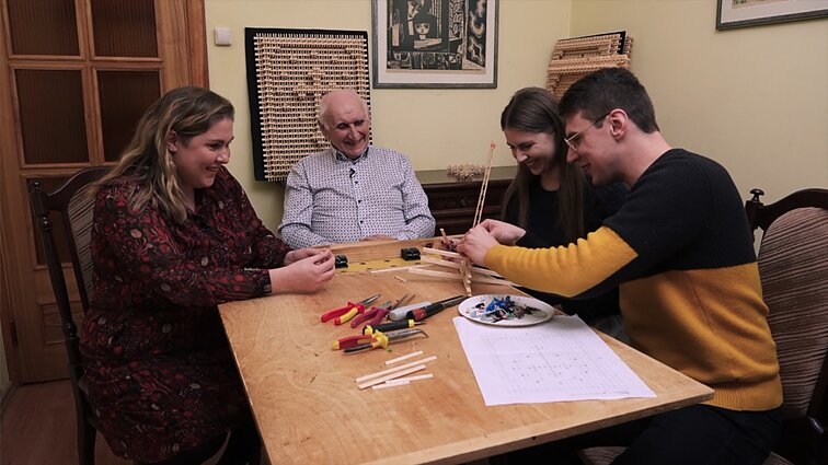 Tremtyje kryždirbystės amato iš žurnalų mokęsis ir dabar jį anūkams demonstruojantis Titas: net minties nebuvo, kad išmoksiu tai daryti