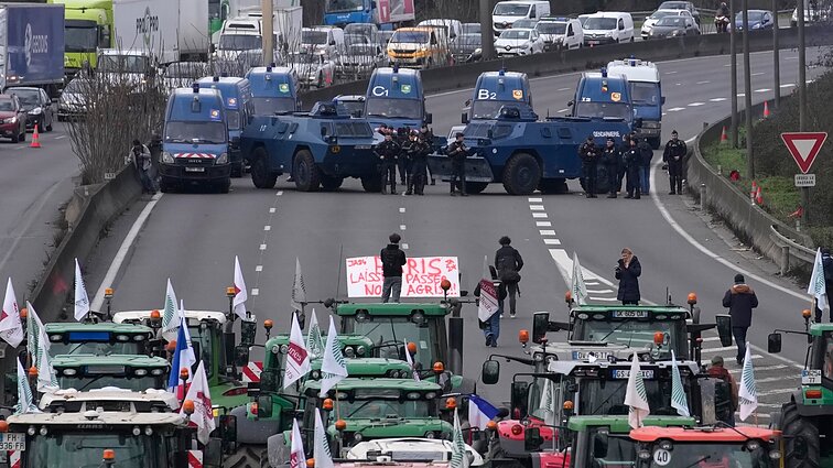 Prancūzijos ūkininkų protestai įsisiūbavo – pradėjo Paryžiaus blokadą