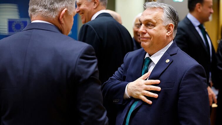 Orbanas atlyžo: ES lyderiai pasiekė susitarimą dėl 50 mlrd. eurų pagalbos paketo Ukrainai
