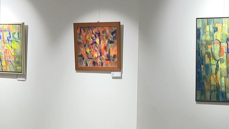Abstrakčios formos ir lietuviško peizažo spalvos: Vilniuje atidaryta dailininko Algirdo Petrulio paroda