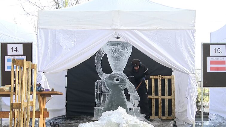 Jelgavoje – jubiliejinis ledo skulptūrų festivalis: meistriškiems kūriniams graso viena – pliusinė temperatūra